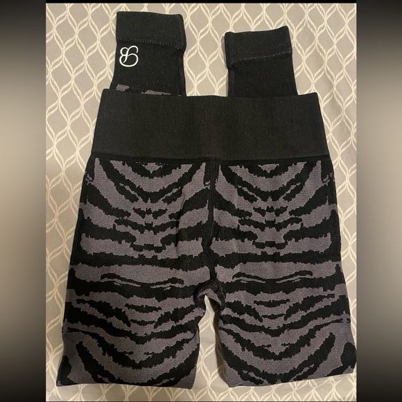 Bombshell Sportswear Tiger Print Black Leggings XS/S - Picture 4 of 6